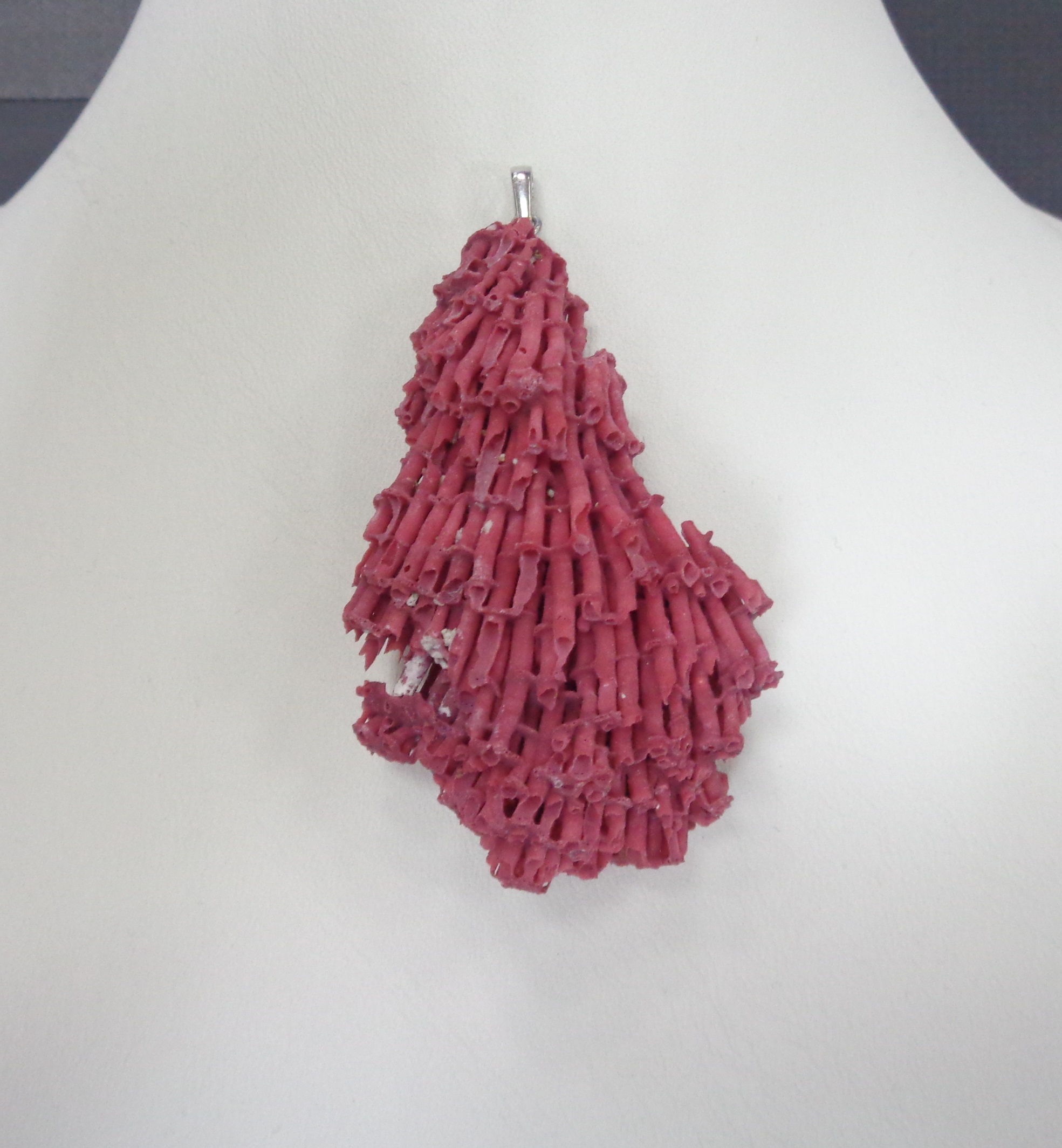 Серебряная подвеска с кораллом